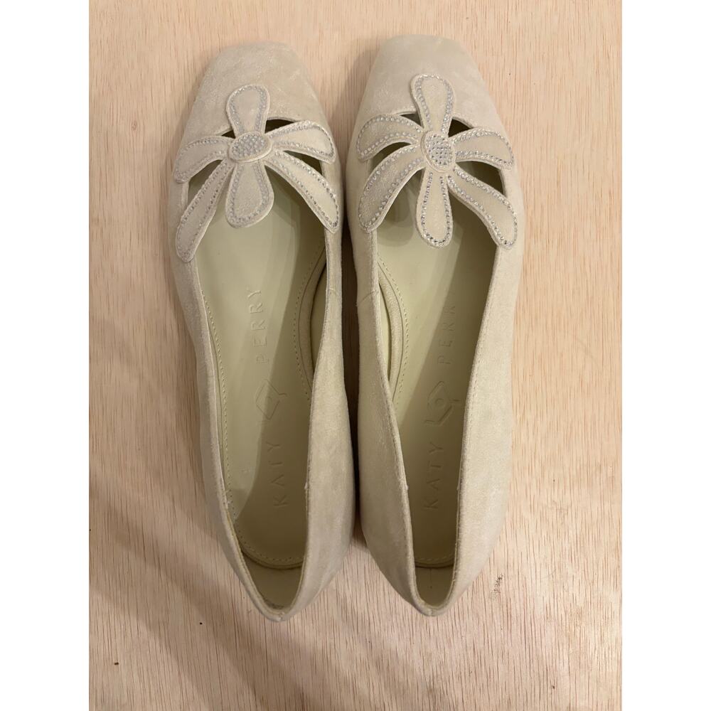Katy Perry The Evie Daisy Flats Faux Suede Cream Ballet Rhinestone Size 8.5 NWOB - Picture 5 of 7